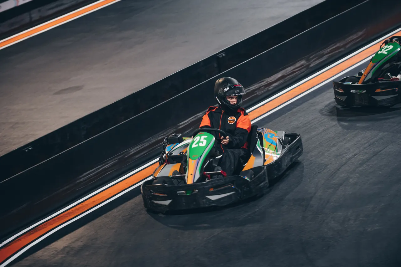Karting indoor en groupe chez Aerokart