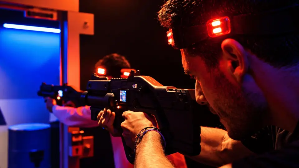 Joueurs de laser game chez Aerokart