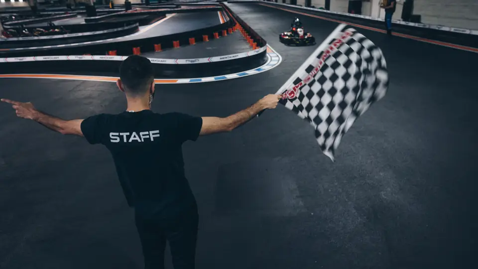Drapeau à damier sur la piste Aerokart